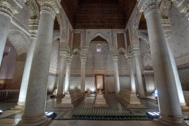 Marakeş, Fas - 28 Ocak 2019 Saadian Mezarları 'nın içi. Bu mezarlar Saadi Hanedanlığı üyelerinin mezarları. Marakeş, Maroc 'un en iyi şehir simgesi ve manzarası.