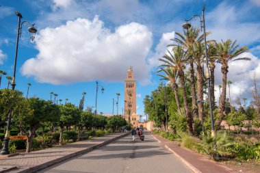 Koutoubia Camii ya da Kutubiyya Camii ve Fas 'ın Medine semtindeki minare. Marakeş 'in en büyüğü.