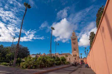 Koutoubia Camii ya da Kutubiyya Camii ve Fas 'ın Medine semtindeki minare. Marakeş 'in en büyüğü.