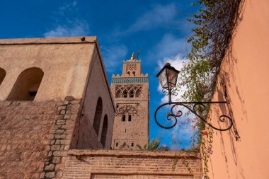Koutoubia Camii ya da Kutubiyya Camii ve Fas 'ın Medine semtindeki minare. Marakeş 'in en büyüğü.