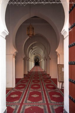 Koutoubia Camii veya Kutubiyya Camii 'ndeki kemerler ve Fas' ın Medina Mahallesi 'ndeki minare. Marakeş 'in en büyüğü. İç kemerler.