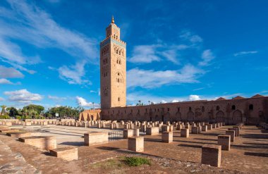 Koutoubia Camii ya da Kutubiyya Camii ve Fas 'ın Medine semtindeki minare. Marakeş 'in en büyüğü.