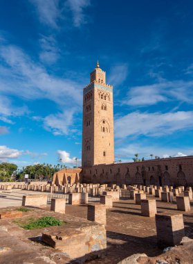 Koutoubia Camii ya da Kutubiyya Camii ve Fas 'ın Medine semtindeki minare. Marakeş 'in en büyüğü.