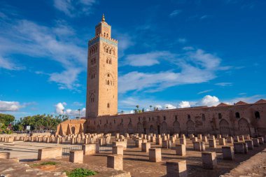Koutoubia Camii ya da Kutubiyya Camii ve Fas 'ın Medine semtindeki minare. Marakeş 'in en büyüğü.
