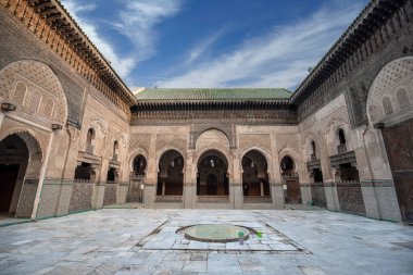 FES, MOROCCO - 22.01.2020: İç mekandaki Madrasa Bou Inania (Medersa el Bouanania), Marinid mimarisinin mükemmel bir örneği olarak kabul edilmektedir. Fez 'den Souk Medina, Fes el Bali