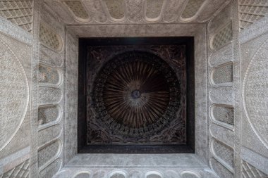 FES, MOROCCO - 22.01.2020: İç mekandaki Madrasa Bou Inania (Medersa el Bouanania), Marinid mimarisinin mükemmel bir örneği olarak kabul edilmektedir. Fez 'den Souk Medina, Fes el Bali