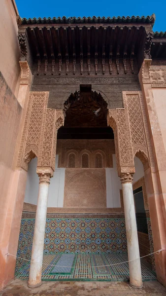 Marakeş, Fas - 28 Ocak 2019 Saadian Mezarları 'nın içi. Bu mezarlar Saadi Hanedanlığı üyelerinin mezarları. Marakeş, Maroc 'un en iyi şehir simgesi ve manzarası.