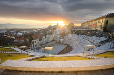 Bulgaristan 'ın Filibe kentindeki Amfiteatr Panoraması - 2019 Avrupa kültür başkenti. Antik Roma tiyatrosu dramatik ve müzikal gösteriler için bir mekan. Dünyanın en eski şehirlerinden biri.