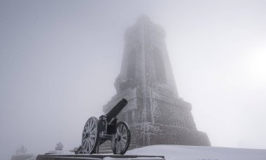 Shipka Anıtı (Türkçe: Özgürlük Anıtı), Bulgaristan 'ın Shipka kenti yakınlarındaki Stara Planina dağının Shipka zirvesinde yer alan muazzam bir yapıdır. Topçu tüfeği karla kaplı.