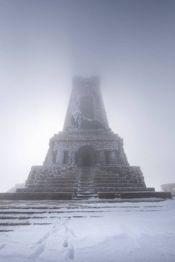 Shipka Anıtı (Türkçe: Özgürlük Anıtı), Bulgaristan 'ın Shipka kenti yakınlarındaki Stara Planina dağının Shipka zirvesinde yer alan muazzam bir yapıdır. Topçu tüfeği karla kaplı.