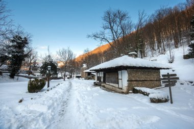 Etar, Bulgaristan. Gabrovo kasabası yakınlarındaki Mimari Kompleks Etar 'daki (Etara) eski geleneksel Bulgar evi. Kışın kar yağarken açık hava müzesi. Tarih turizmi