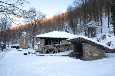Etar, Bulgaristan. Gabrovo kasabası yakınlarındaki Mimari Kompleks Etar 'daki (Etara) eski geleneksel Bulgar evi. Kışın kar yağarken açık hava müzesi. Tarih turizmi