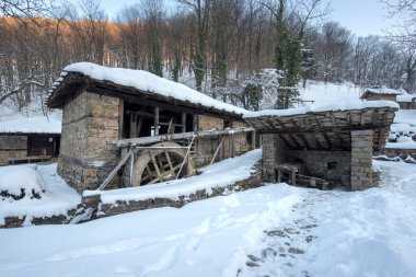 Etar, Bulgaristan. Gabrovo kasabası yakınlarındaki Mimari Kompleks Etar 'daki (Etara) eski geleneksel Bulgar evi. Kışın kar yağarken açık hava müzesi. Tarih turizmi