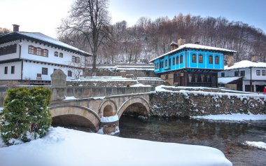 Etar, Bulgaristan. Gabrovo kasabası yakınlarındaki Mimari Kompleks Etar 'daki (Etara) eski geleneksel Bulgar evi. Kışın kar yağarken açık hava müzesi. Tarih turizmi