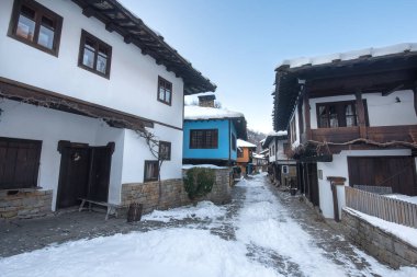Etar, Bulgaristan. Gabrovo kasabası yakınlarındaki Mimari Kompleks Etar 'daki (Etara) eski geleneksel Bulgar evi. Kışın kar yağarken açık hava müzesi. Tarih turizmi