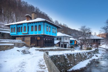 Etar, Bulgaristan. Gabrovo kasabası yakınlarındaki Mimari Kompleks Etar 'daki (Etara) eski geleneksel Bulgar evi. Kışın kar yağarken açık hava müzesi. Tarih turizmi