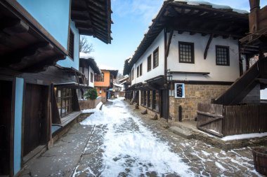 Etar, Bulgaristan. Gabrovo kasabası yakınlarındaki Mimari Kompleks Etar 'daki (Etara) eski geleneksel Bulgar evi. Kışın kar yağarken açık hava müzesi. Tarih turizmi