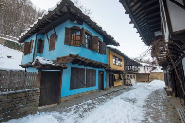 Etar, Bulgaristan. Gabrovo kasabası yakınlarındaki Mimari Kompleks Etar 'daki (Etara) eski geleneksel Bulgar evi. Kışın kar yağarken açık hava müzesi. Tarih turizmi