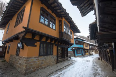 Etar, Bulgaristan. Gabrovo kasabası yakınlarındaki Mimari Kompleks Etar 'daki (Etara) eski geleneksel Bulgar evi. Kışın kar yağarken açık hava müzesi. Tarih turizmi