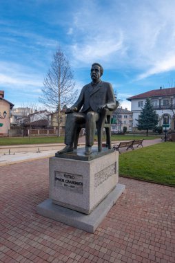 TRYAVNA, BULGARIA - 26 Şubat 2019: Petko Slaveikov anıtı ve Tryavna kasabasındaki meydanın manzarası. Stutue