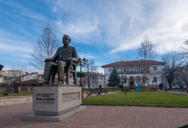 TRYAVNA, BULGARIA - 26 Şubat 2019: Petko Slaveikov anıtı ve Tryavna kasabasındaki meydanın manzarası. Stutue