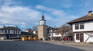 TRYAVNA, BULGARIA - 26 Şubat 2019: Saat Kulesi Panoraması ve geleneksel mimari kompleksindeki eski kasaba. Gabrovo Bölgesi. Ulusal canlanma Bulgar mimarisi