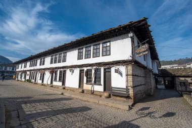 TRYAVNA, BULGARIA - 26 Şubat 2019: Tarihi Tryavna kasabasındaki eski evler, Gabrovo bölgesi. Geleneksel mimari kompleksindeki eski kasabanın tarihi manzarası