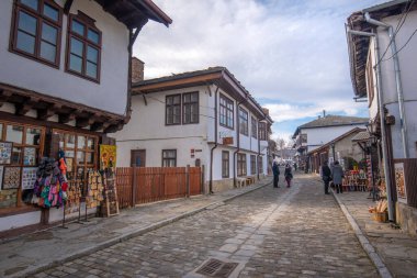 TRYAVNA, BULGARIA - 26 Şubat 2019: Tarihi Tryavna kasabasındaki eski evler, Gabrovo bölgesi. Geleneksel mimari kompleksindeki eski kasabanın tarihi manzarası