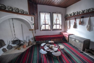 TRYAVNA, BULGARIA - 26 Şubat 2019: Müze ve Ethnografik Sanatlar Okulu. Geleneksel Bulgar evi 19. yüzyılın iç mimarisi