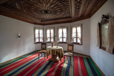 TRYAVNA, BULGARIA - 26 Şubat 2019: Müze ve Ethnografik Sanatlar Okulu. Geleneksel Bulgar evi 19. yüzyılın iç mimarisi