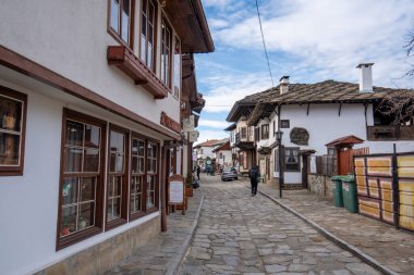 TRYAVNA, BULGARIA - 26 Şubat 2019: Tarihi Tryavna kasabasındaki eski evler, Gabrovo bölgesi. Geleneksel mimari kompleksindeki eski kasabanın tarihi manzarası