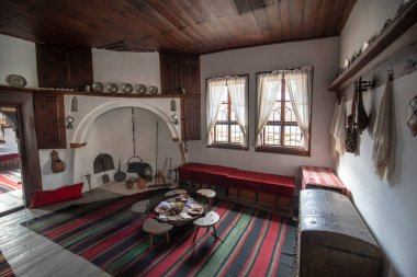 TRYAVNA, BULGARIA - 26 Şubat 2019: Müze ve Ethnografik Sanatlar Okulu. Geleneksel Bulgar evi 19. yüzyılın iç mimarisi