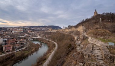 Veliko Tarnovo, Bulgaristan - 06 Mart 2019: Ortaçağ Çarevets kalesinin güzel manzarası. Meşhur tarihi başkent. Çarevets tepesindeki Patriarch Kilisesi