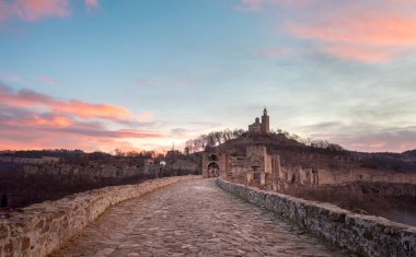 Bulgaristan 'ın Veliko Tarnovo kentindeki Ortaçağ Çarevets kalesinin güzel panoramik manzarası sabah güneş doğarken. Ünlü tarihi başkenti. Panorama. Çarevets tepesindeki Patriarch Kilisesi
