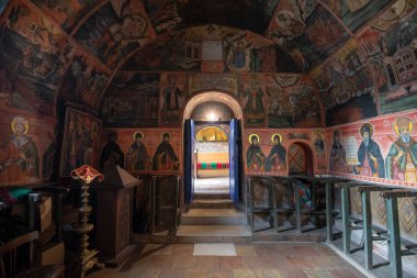 Veliko Tarnovo, Bulgaristan - 12 Mart 2019: Tanrı 'nın Kutsal Şeklinin Boyalı Ortaçağ Ortodoks Manastırı' nın İçi 