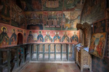 Veliko Tarnovo, Bulgaristan - 12 Mart 2019: Tanrı 'nın Kutsal Şeklinin Boyalı Ortaçağ Ortodoks Manastırı' nın İçi 