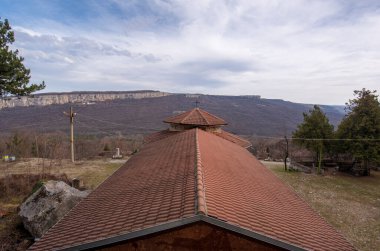 Bulgaristan 'ın Veliko Tarnovo bölgesi yakınlarındaki Tanrı' nın Kutsal Transfigürünün Ortaçağ Ortodoks Manastırı 'nı boyadı. Kiliseye. Kültür Anıtı