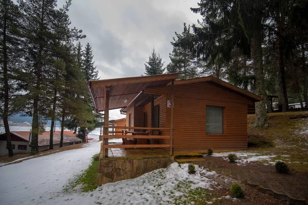 Dospat Bulgária Dezembro 2018 Casas Frente Montanha Lago Com Muita — Fotografia de Stock