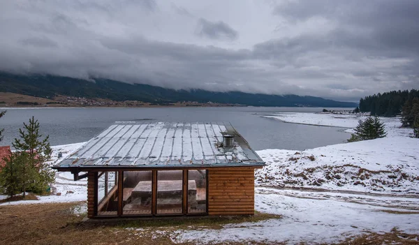 Dospat Bulgária Dezembro 2018 Casas Frente Montanha Lago Com Muita — Fotografia de Stock