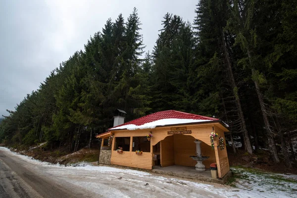 Dospat Bulgaria Diciembre 2019 Casa Para Descansar Frente Montaña Árbol —  Fotos de Stock