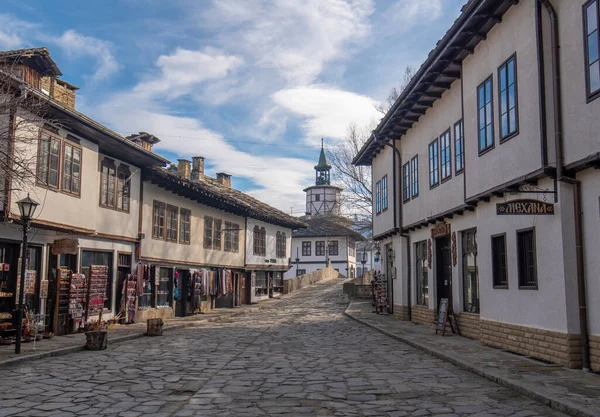 TRYAVNA, BULGARIA - 26 Şubat 2019: Tarihi Tryavna kasabasındaki eski evler, Gabrovo bölgesi. Geleneksel mimari kompleksindeki eski kasabanın tarihi manzarası
