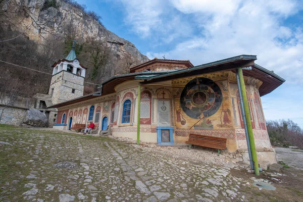 ブルガリアのヴェリコ タルノヴォ Veliko Tarnovo 付近で中世の正統ブルガリア修道院を描いた 教会だ 文化の記念碑 — ストック写真