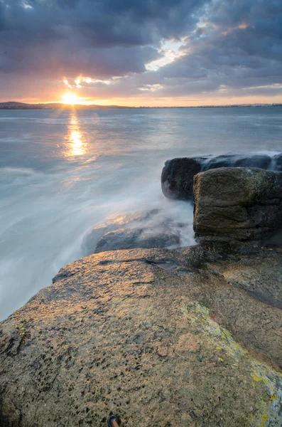 Hermoso Amanecer Nublado Parte Pedregosa Costa Sureste Del Mar Negro —  Fotos de Stock