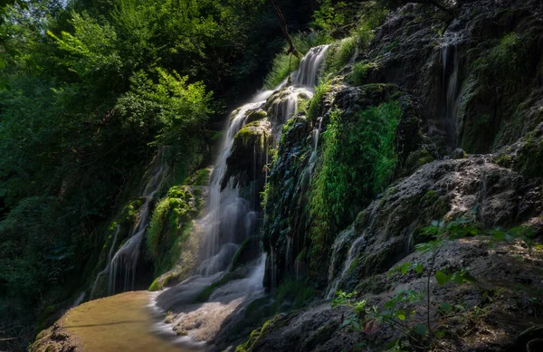 克鲁索纳瀑布 Krushuna Falls 是保加利亚北部Lovech附近的一系列瀑布 它们以风景如画而闻名 由许多红杉和碧绿的海水组成 — 图库照片