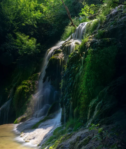 克鲁索纳瀑布 Krushuna Falls 是保加利亚北部Lovech附近的一系列瀑布 它们以风景如画而闻名 由许多红杉和碧绿的海水组成 — 图库照片