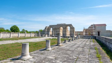 Pliska, Bulgaristan ve Büyük Bazilika Harabeleri - Ortaçağ Avrupa 'sının en büyük Hıristiyan katedrali Birinci Bulgar İmparatorluğu' nun başkenti yakınlarındaki. 