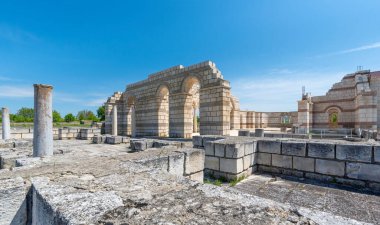 Pliska, Bulgaristan ve Büyük Bazilika Harabeleri - Ortaçağ Avrupa 'sının en büyük Hıristiyan katedrali Birinci Bulgar İmparatorluğu' nun başkenti yakınlarındaki. 