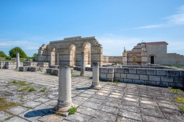 Pliska, Bulgaristan ve Büyük Bazilika Harabeleri - Ortaçağ Avrupa 'sının en büyük Hıristiyan katedrali Birinci Bulgar İmparatorluğu' nun başkenti yakınlarındaki. 