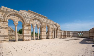 Pliska, Bulgaristan ve Büyük Bazilika Harabeleri - Ortaçağ Avrupa 'sının en büyük Hıristiyan katedrali Birinci Bulgar İmparatorluğu' nun başkenti yakınlarındaki. 