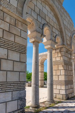 Pliska, Bulgaristan ve Büyük Bazilika Harabeleri - Ortaçağ Avrupa 'sının en büyük Hıristiyan katedrali Birinci Bulgar İmparatorluğu' nun başkenti yakınlarındaki. 